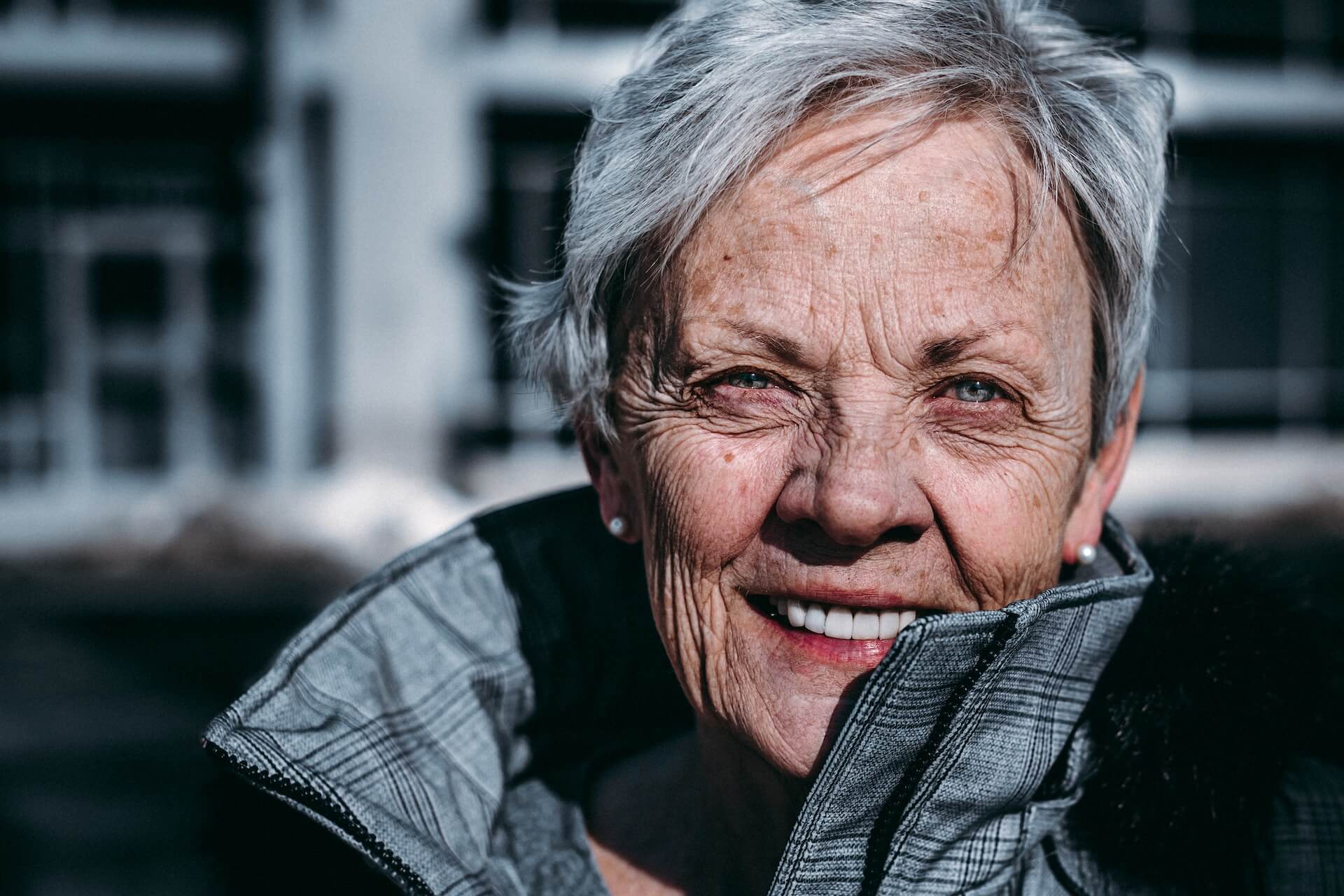 Mujer mayor que padece menopausia