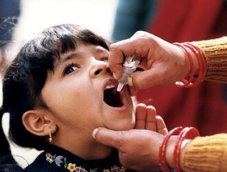 Niña tomando la vacuna oral contra la polio
